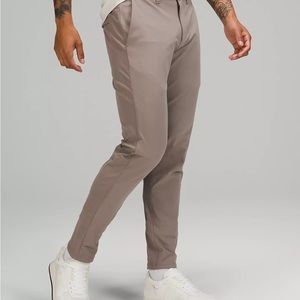 Lululemon Commission Slim-Fit Pant 28”
Carbon Dust - Size 40